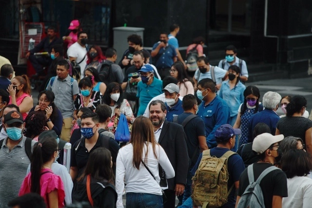 Personas caminan por calles del Centro Histórico de la CDMX en imagen de archivo. Foto Cristina Rodríguez