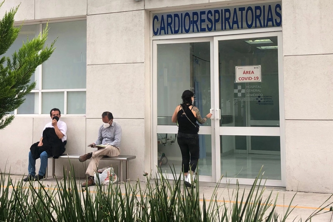 Familiares de pacientes aguardan a las afueras del área Covid-19 del Hospital General de México. Foto Luis Castillo 