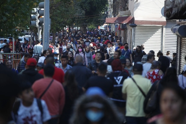 Personas caminan por calles del Centro Histórico de la CDMX en imagen de archivo. Foto Cristina Rodríguez 