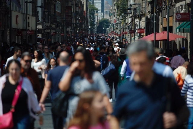 Personas caminan en calles del Centro Histórico de la CDMX el pasado 16 de octubre de 2022. Foto Cristina Rodríguez