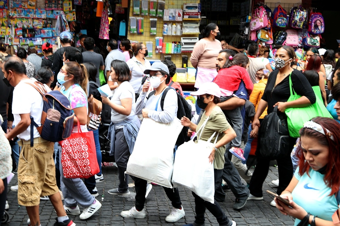 Personas caminan por calles del Centro Histórico de la CDMX. Foto María Luisa Severiano