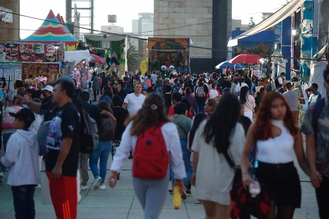Personas caminan por la explanada del Monumento a la Revolución este 03 de enero de 2022. Foto Cristina Rodríguez