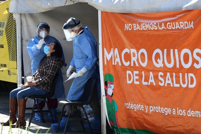 Personal de salud aplica una prueba de covid-19 en un macroquiosco de la CDMX. Foto Roberto García