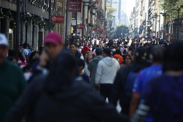 Personas caminan por calles del Centro Histórico en imagen de archivo. Foto Cristina Rodríguez