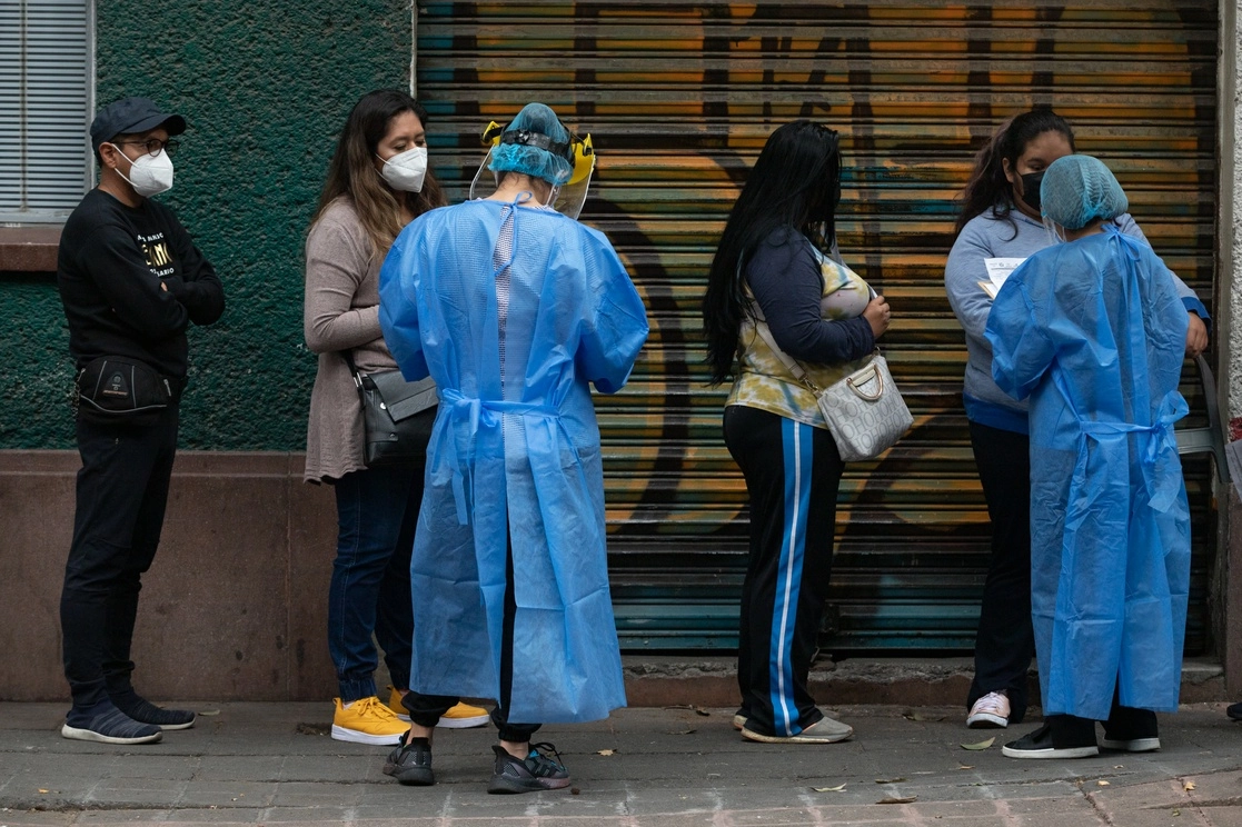 Personas buscan hacerse una prueba de covid-19 en un módulo de la CDMX. Foto Pablo Ramos