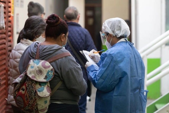 Personas buscan realizarse una prueba de covid-19 en la alcaldía Cuauhtémoc. Foto Pablo Ramos