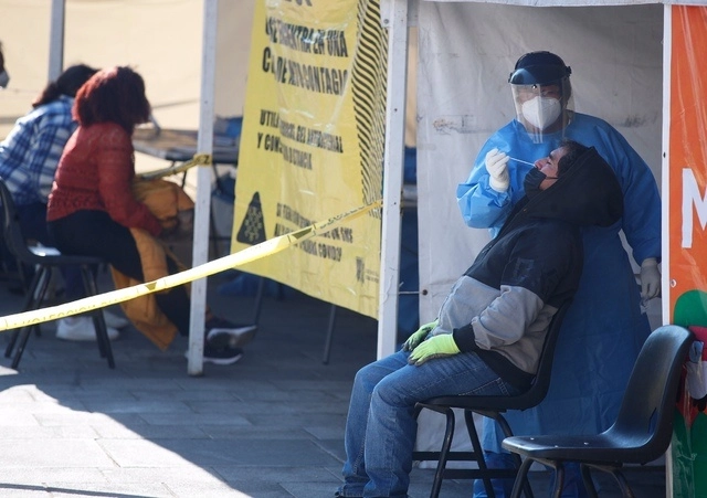 Personal de salud aplica una prueba de covid-19 en la alcaldía BJ en la CDMX. Foto Cristina Rodríguez