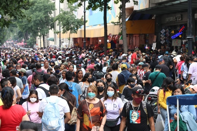 Personas caminan por calles del Centro Histórico de la CDMX el pasado 27 de agosto de 2022. Foto María Luisa Severiano