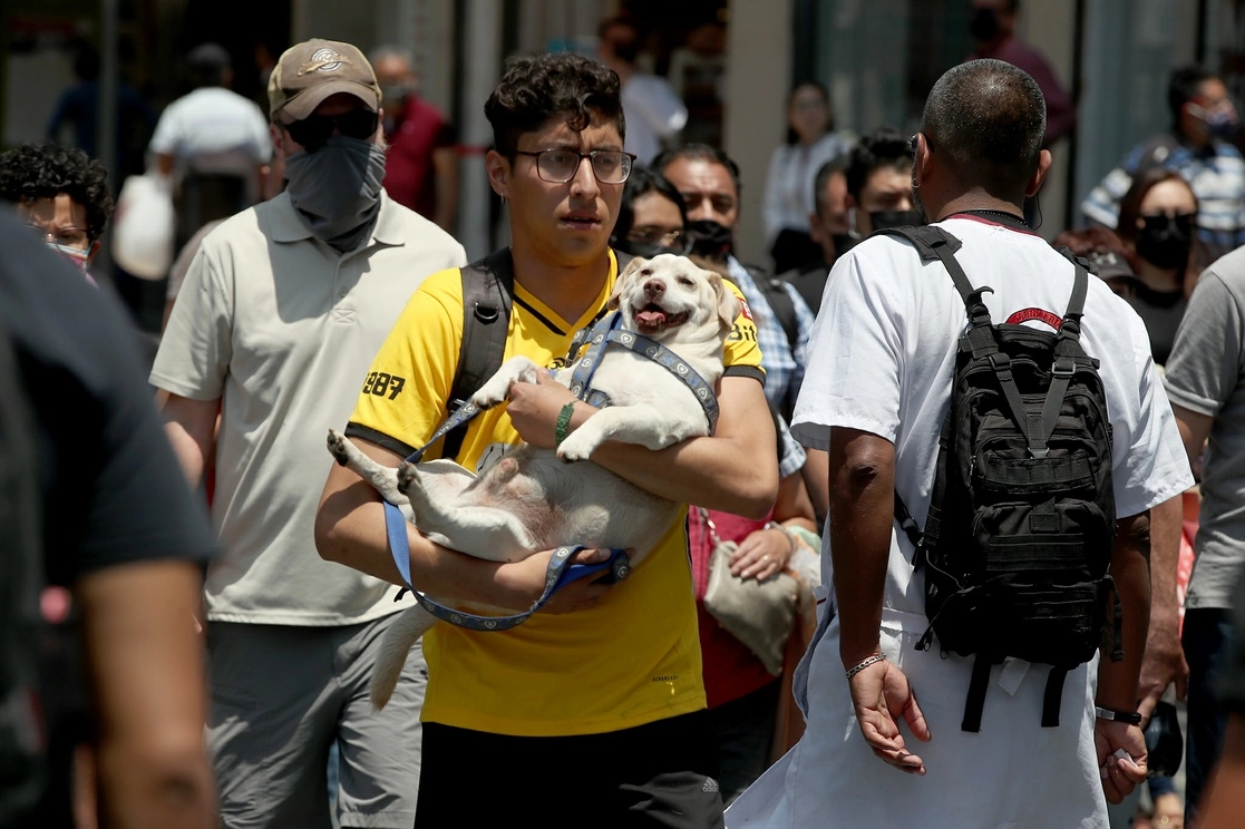 Personas caminan por calles de la CDMX en imagen de archivo. Foto José Antonio López