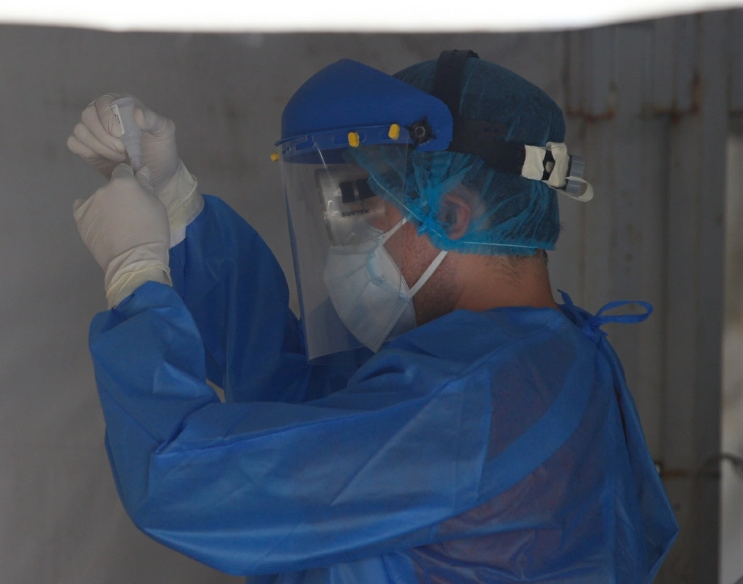 Un enfermero realiza una prueba rápida anticovid. Foto Guillermo Sologuren/ Archivo