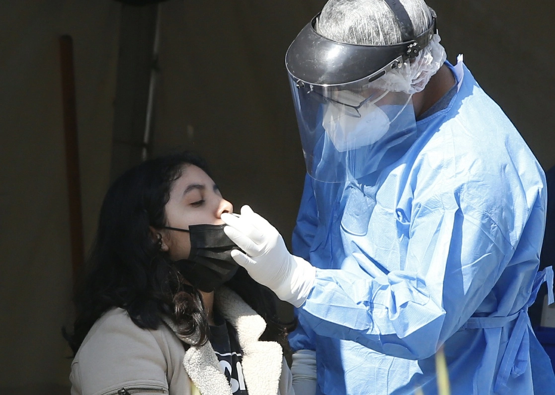 Personal de salud aplica una prueba de covid-19 a una mujer en un macroquiosco de la CDMX. Foto Guillermo Sologuren