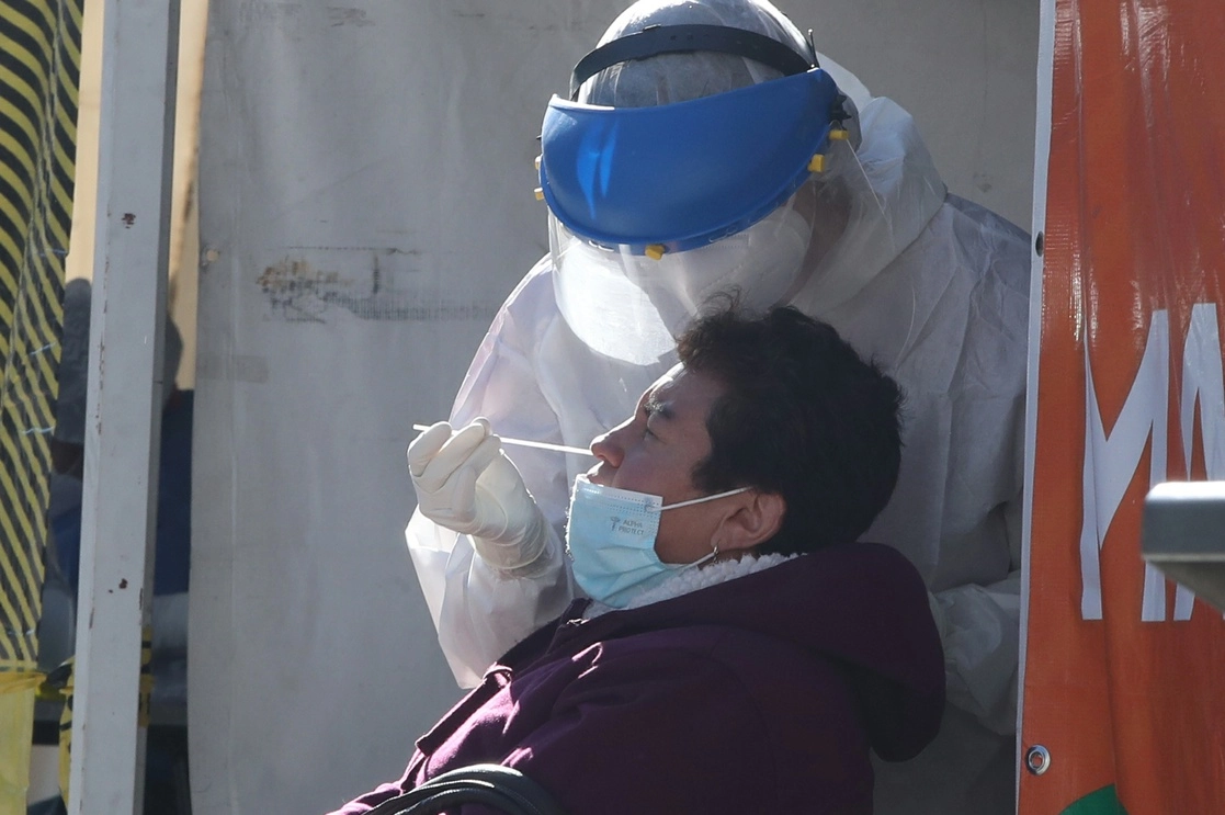 Personal de salud aplica una prueba de covid-19 en un macroquiosco de la CDMX. Foto José Antonio López