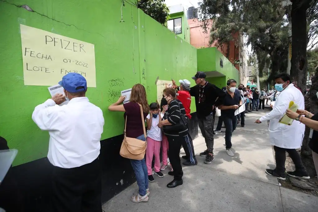 Fila para aplicarse la vacuna contra covid-19 en el centro de salud Portales. Foto. Yazmín Ortega