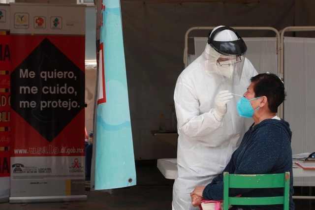 Personal de salud aplica una prueba de covid-19 en un módulo de la CDMX. Foto Alfredo Domínguez