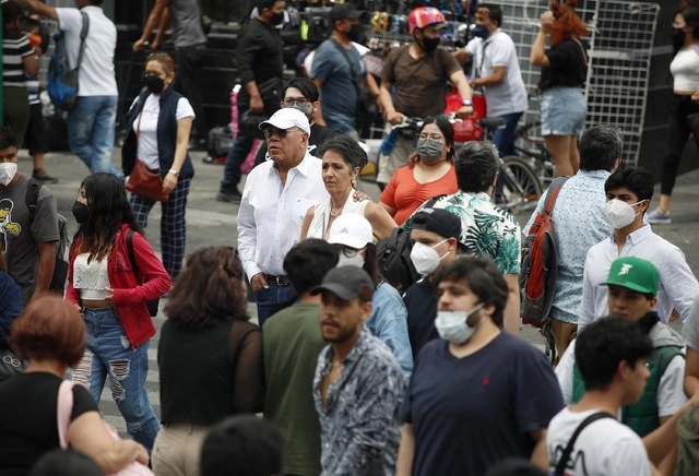 Personas caminan por calles de la CDMX. Foto Cristina Rodríguez 