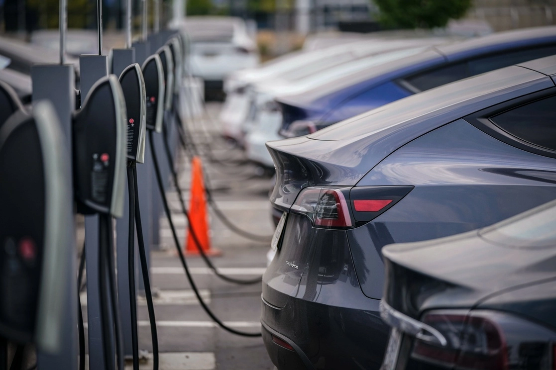 Autos Tesla hacen fila en las estaciones de carga de un concesionario en Littleton, Colorado. Foto Ap / Archivo
