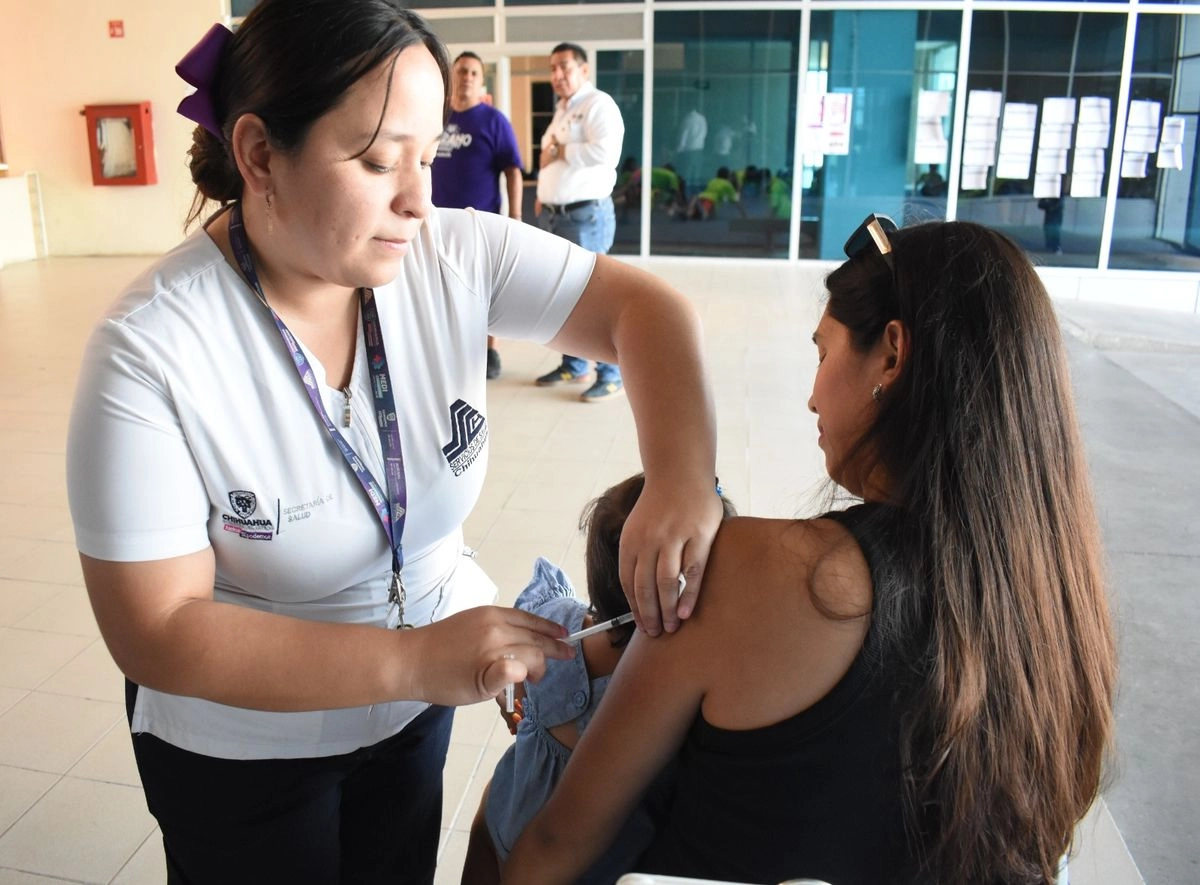 Personal de salud vacuna contra sarampión a una mujer en el estado de Chihuahua. Foto 