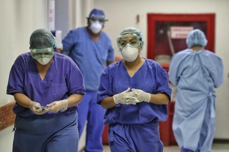 Personal de salud del Hospital Juárez de México el pasado 29 de abril de 2020. Foto Marco Peláez