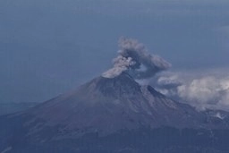 Aspecto de la fumarola lanzada por el volcán Popocatéptl, el 31 de Julio del 2019. Foto Marco Peláez/ Archivo 