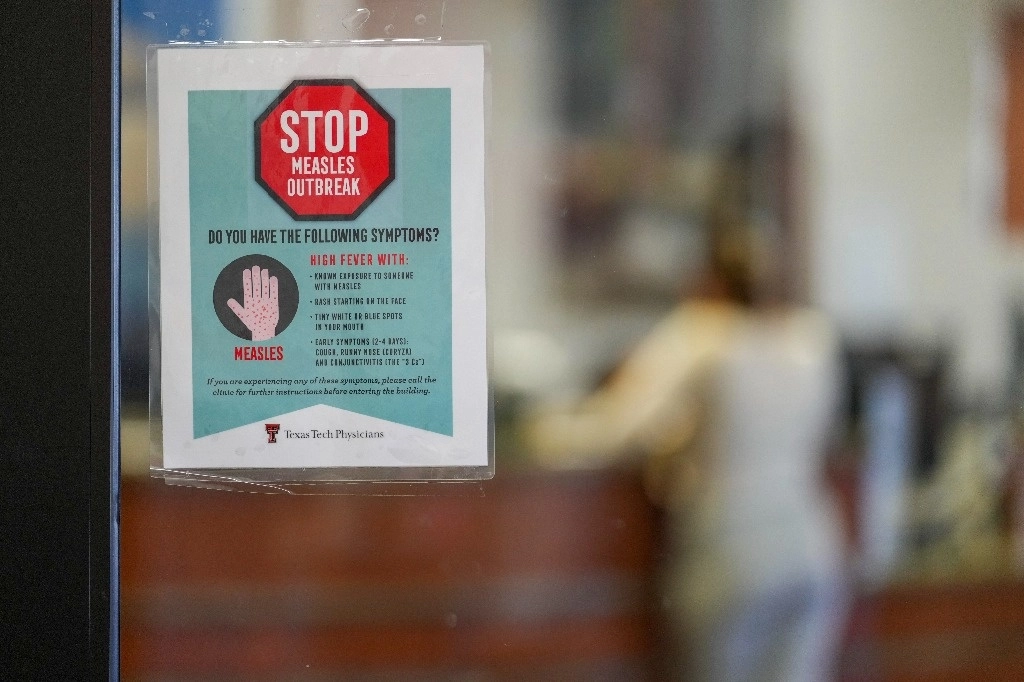 Un cartel de advertencia de sarampión se observa en la entrada de un hospital en Odessa, Texas, EU. Foto Ap