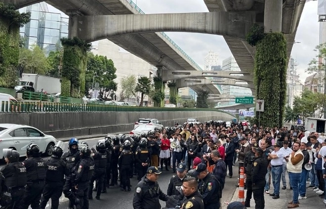 Motociclistas y taxistas demandaban un cese al abuso policial y mayor seguridad, luego de que una pareja que viajaba con su niña en una moto. Foto Alfredo Domínguez / archivo