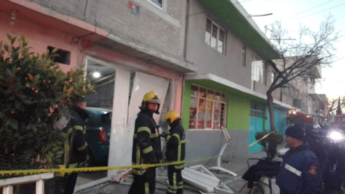 Bomberos atienden el siniestro registrado en un domicilio de Nezauhalcóyotl, Edomex. Foto Tomada del Twitter @seguridadneza 