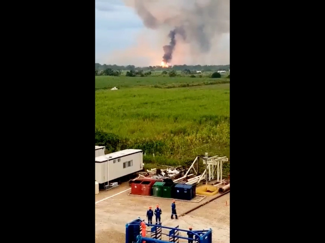 Una fuga de gas en un ducto de Pemex se registró en la comunidad de San Fernando, Huimanguillo, Tabasco, el 7 de octubre de 2022. Foto tomada de un video difundido en Twitter

