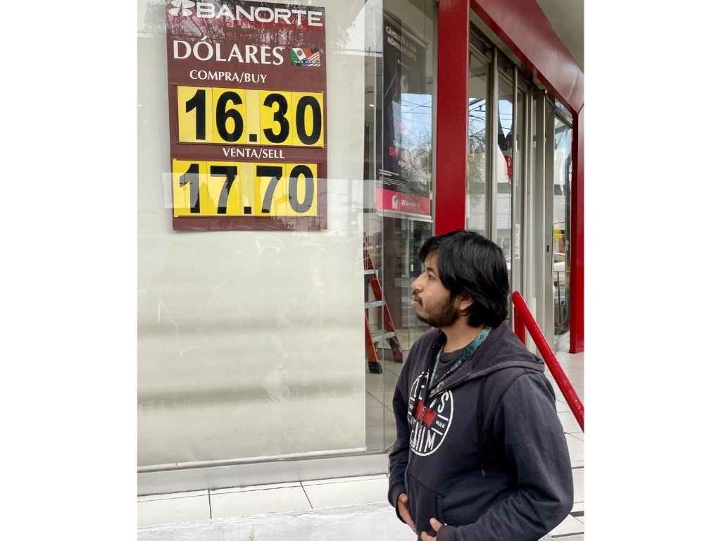 Cotización del dólar en una sucursal bancaria de la Ciudad de México. Foto Roberto García Ortiz / Archivo