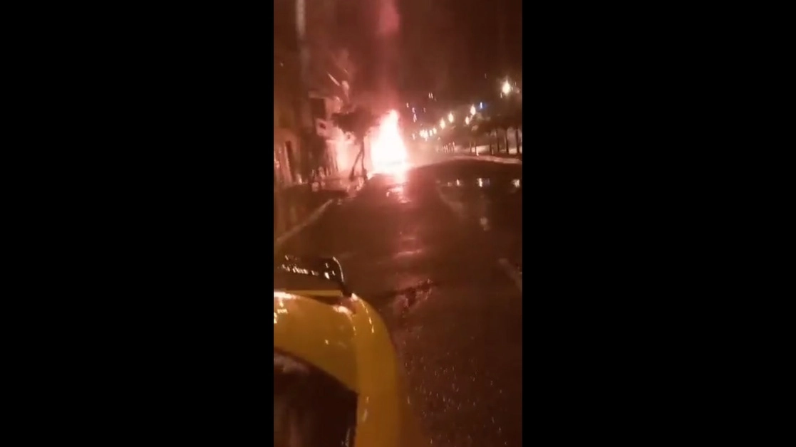 Testigos grabaron las llamas en los autos y lo difundieron en redes sociales.