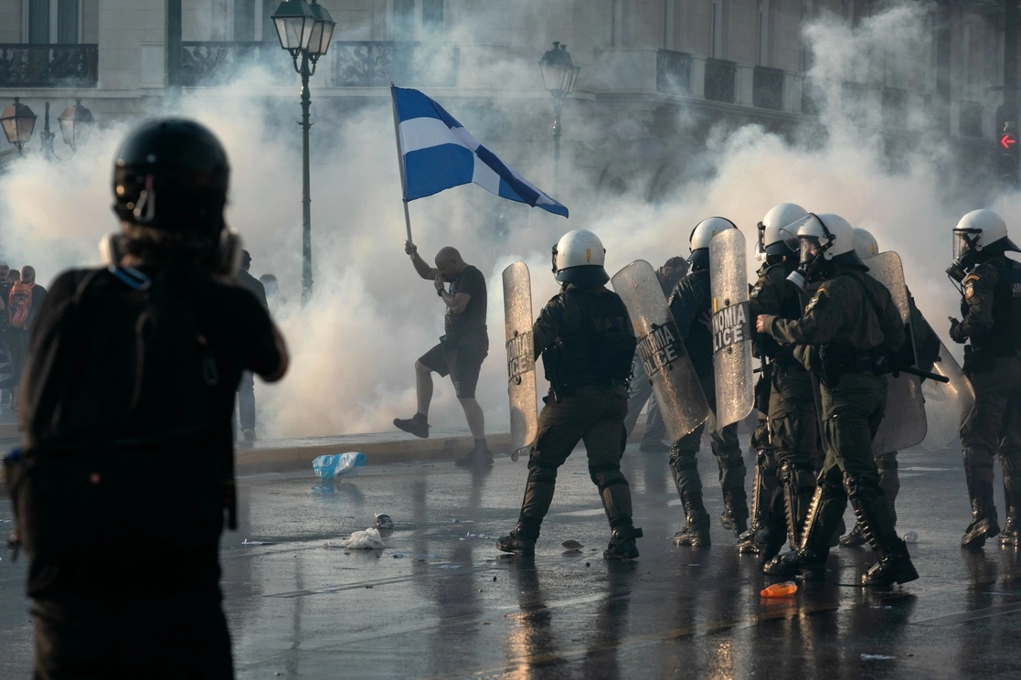 La policía de Atenas usó gases lacrimógenos para dispersar a  los opositores de la vacunación obligatoria de personal sanitario y de enfermería. Foto Ap