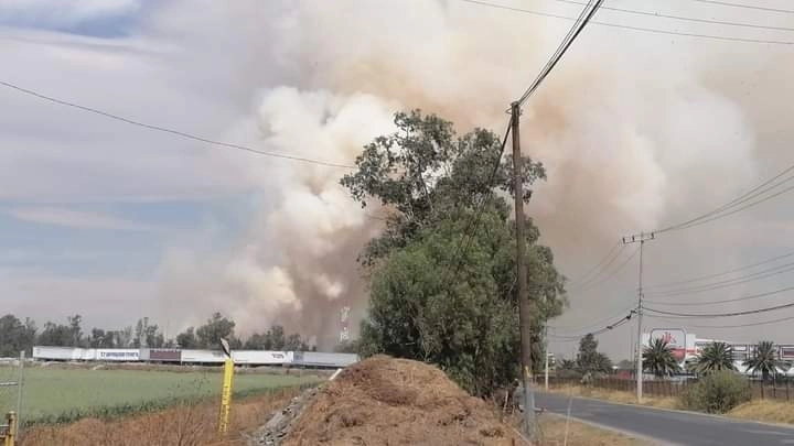 Alrededor de las dos de la tarde, se reportó fuego en la laguna. Pasadas las 15 horas, seguían las emanaciones de humo en terrenos del lago de Zumpango, la cual está seca desde el 2023. Foto Facebook de la alcaldía de Melchor Ocampo