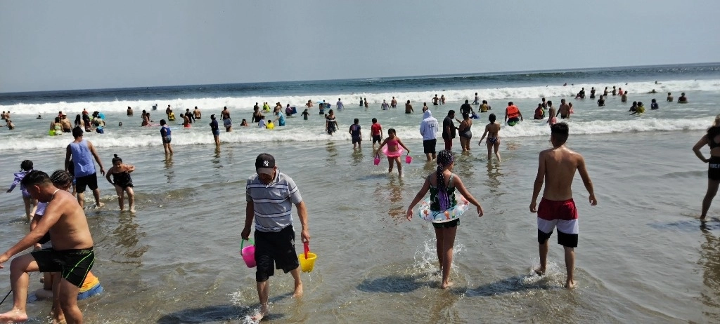 Playa Revolcadero en Acapulco. Foto Héctor Briseño