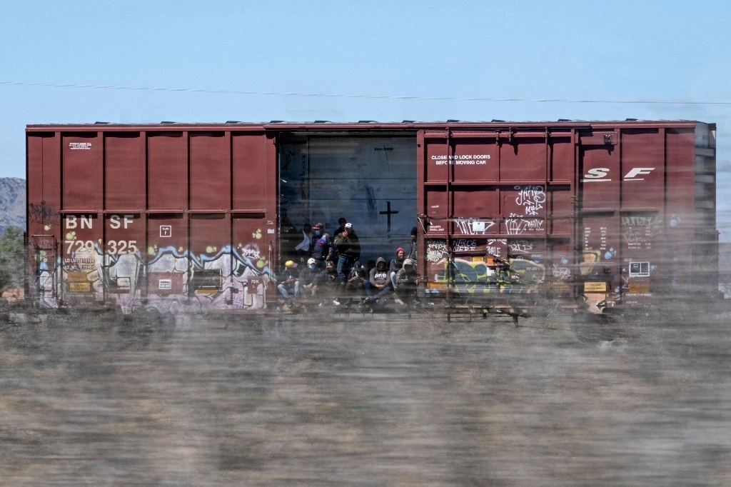 Migrantes en un tren en las afueras de Ciudad Juárez, Chihuahua, donde ayer un niño de tres años murió y su mamá (al parecer de Guatemala) resultó lesionada de gravedad al intentar cruzar la avenida de alta velocidad Juan Pablo Segundo. Foto Afp