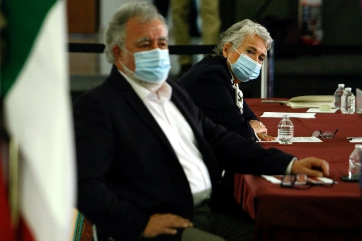 La secretaria de Gobernación, Olga Sánchez Cordero (al fondo), encabeza la presentación del Informe sobre Búsqueda, Identificación y Versión Pública del Registro de Personas Desaparecidas de la Comisión Nacional de Búsqueda. En primer plano, el subsecretario Alejandro Encinas. Foto Roberto García Ortiz