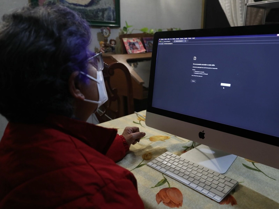 Una mujer mayor de 60 años intenta acceder al portal para realizar su registro para recibir la vacuna contra Covid-19, sin embargo, ante la demanda de usuarios, se sobrecargó el sistema de la página web, el 2 de febrero de 2021. Foto Yazmín Ortega Cortés