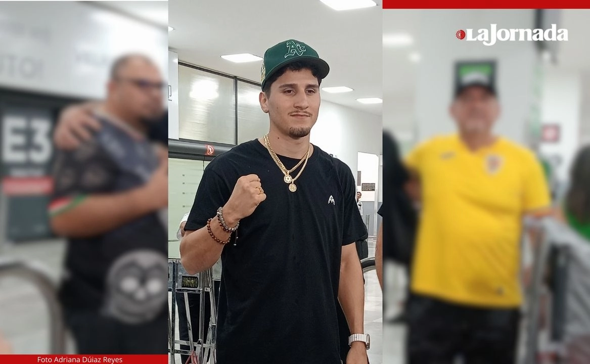 El púgil mexicano debutó profesionalmente en un combate en Arabia Saudita frente a Michael Molina. Foto