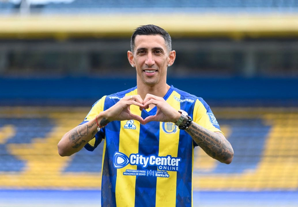 El delantero de Rosario Central, Ángel Di María, posa con su camiseta durante su presentación en el Estadio Gigantes de Arroyito en Rosario, Argentina, el 7 de julio de 2025. Foto