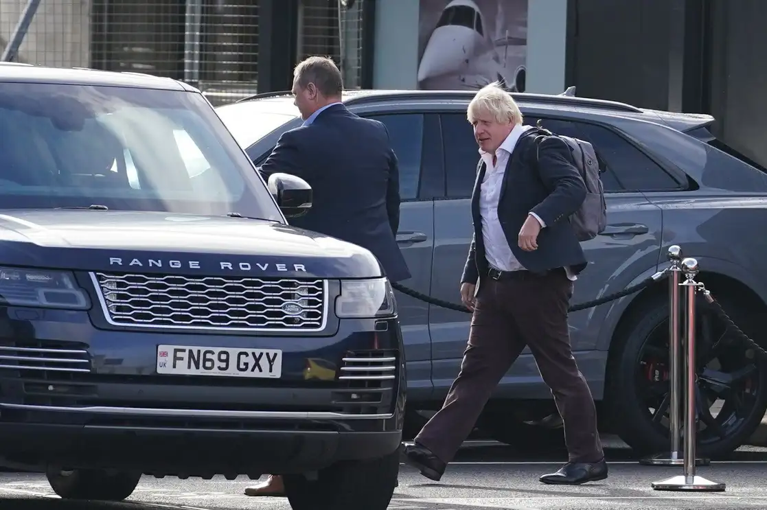 El ex primer ministro Boris Johnson llega al aeropuerto de Gatwick en Londres, tras tomar unas vacaciones en el Caribe, el sábado 22 de octubre de 2022. Foto Ap 