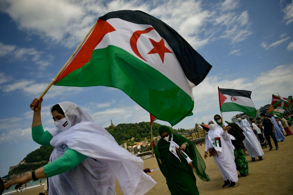 Manifestación en apoyo a Brahim Ghali, líder del Frente Polisario y un Sahara libre, en San Sebastián, norte de España. Foto Ap
