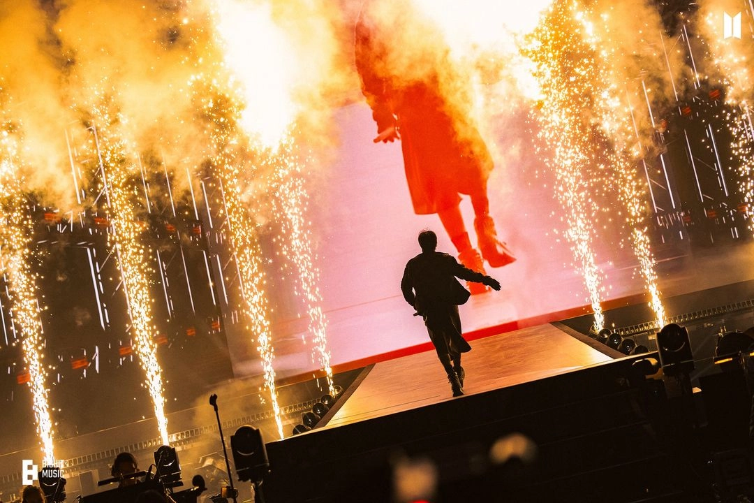 La banda debutó el 13 de junio de 2013 y encabezó una moda mundial de K-pop con letras y campañas sociales dirigidas a empoderar a los jóvenes.