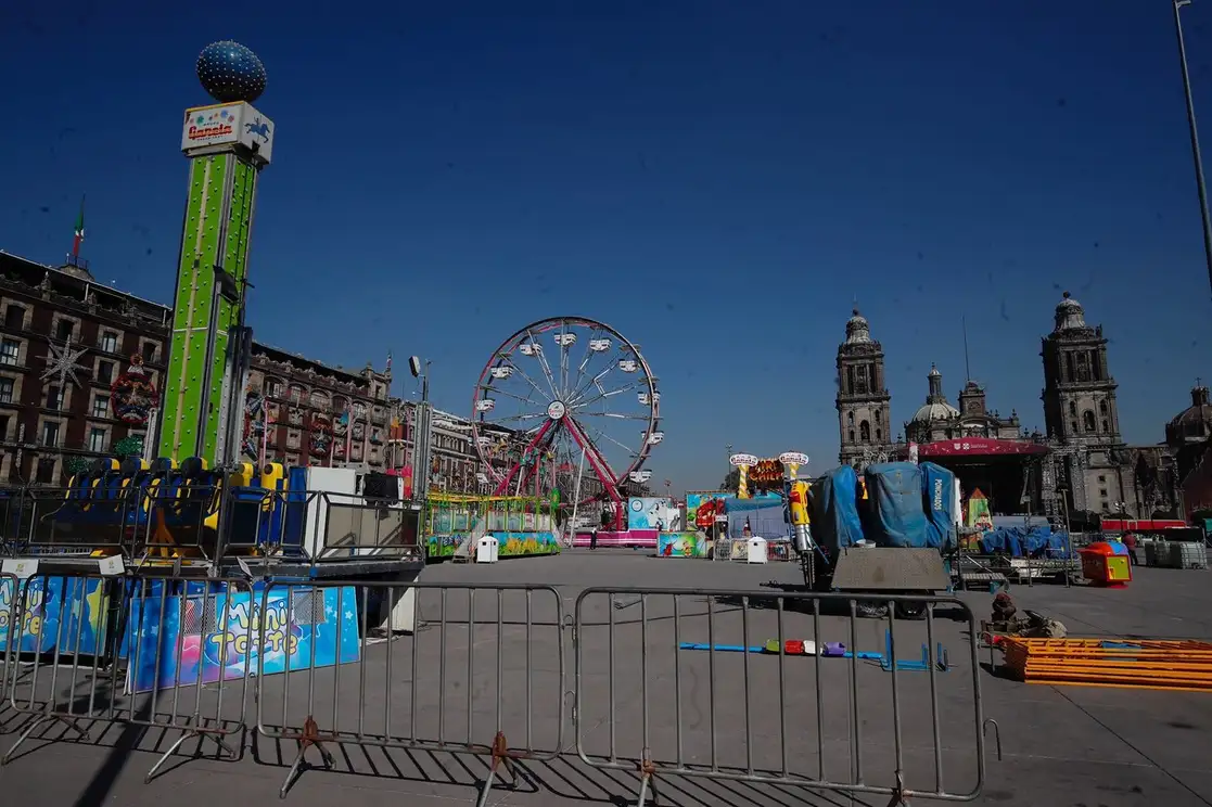 Trabajadores del Gobierno capitalino instalan una feria y pantallas en la plancha del Zócalo, para la celebraciones navideñas, en la Ciudad de México, el 14 de diciembre de 2021. Foto Cristina Rodríguez


