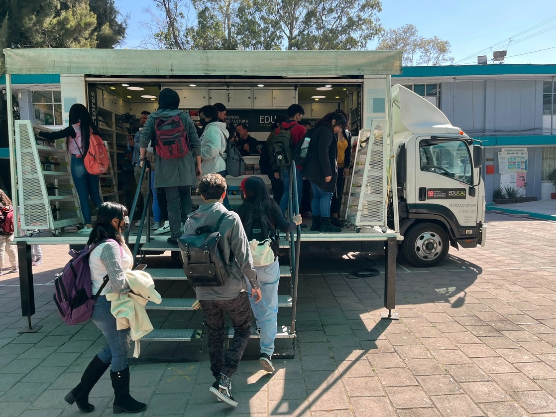 Luego de tres años de ausencia por la pandemia, el Librobús, programa de fomento a la lectura del Fondo de Cultura Económica, regresó a las escuelas públicas de Neza donde recorrerá diversos planteles durante los próximos dos meses. Foto René Ramón