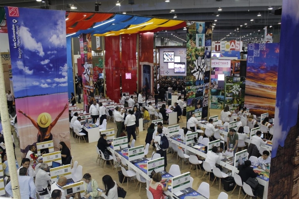 La jefa de gobierno de la Ciudad de México, Claudia Sheinmbaum, le otorgó la estafeta del 48 Tianguis Turístico a la gobernadora de Guerrero, Evelyn Salgado, en el Centro Citibanamex. Foto tomada de @SECTUR_mx