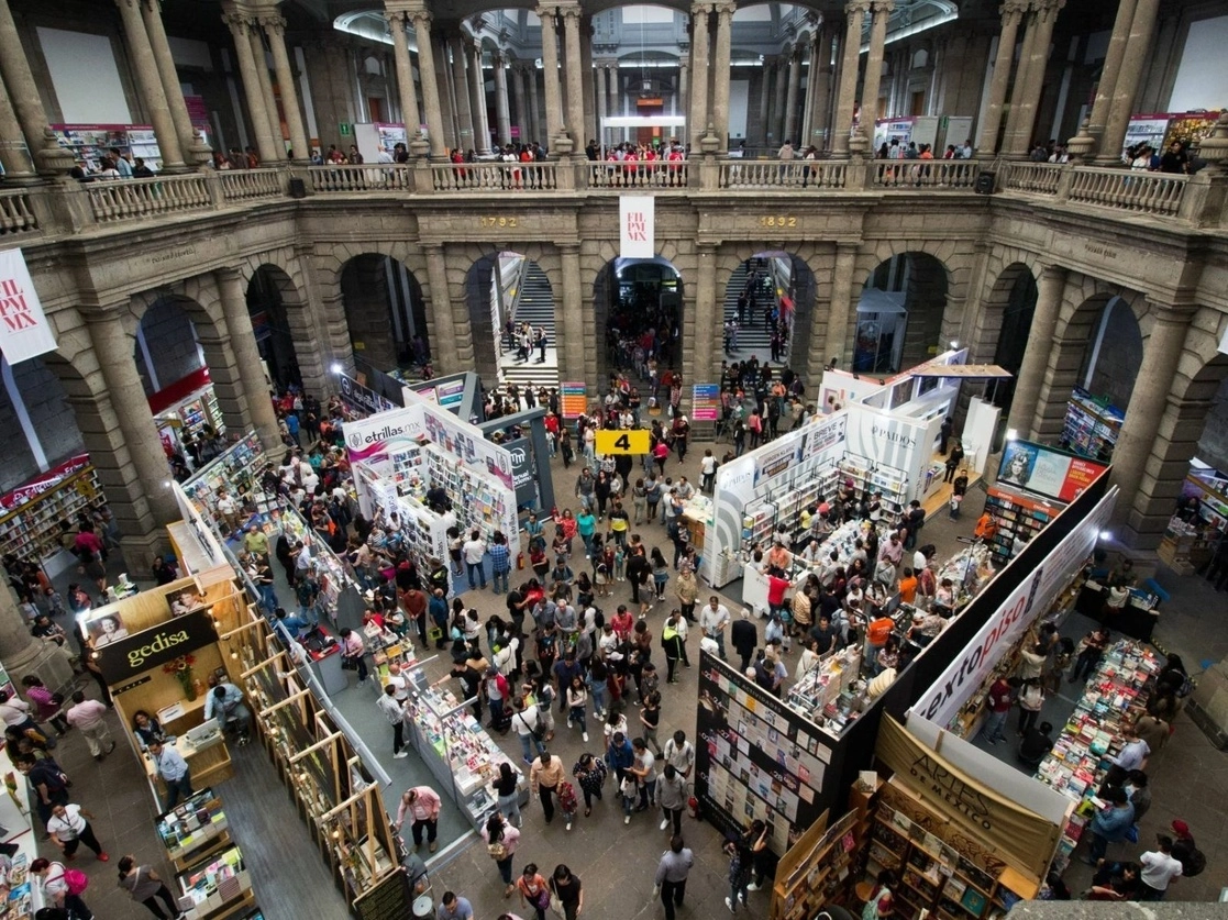 Tras dos años, regresa en su formato presencial la Feria Internacional del Libro del Palacio de Minería (FILPM). Foto Cuartoscuro / Archivo