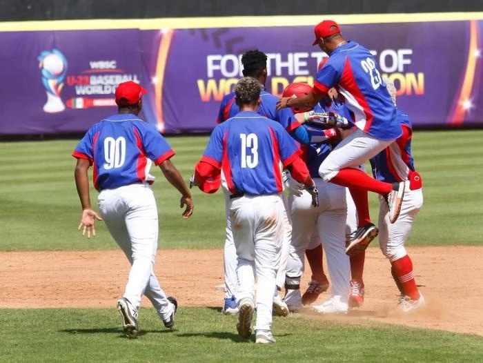 El equipo cubano de béisbol regresó este lunes a La Habana, luego de sufrir 12 deserciones tras el Mundial sub-23 de México. Foto tomada del Twitter @CubanaBeisbol 