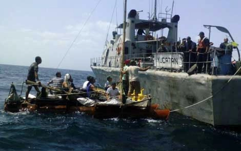 En imagen de archivo, balseros cubanos son auxiliados por elementos de la Secretaría de Marina en Yucatán. Foto Semar