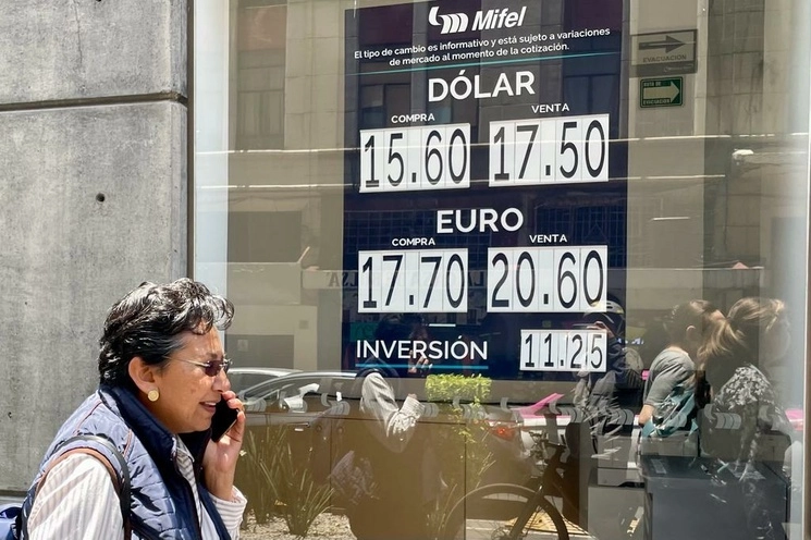 Cotización del dólar en sucursales bancarias de la Ciudad de México. Foto Roberto García Ortiz / Archivo
