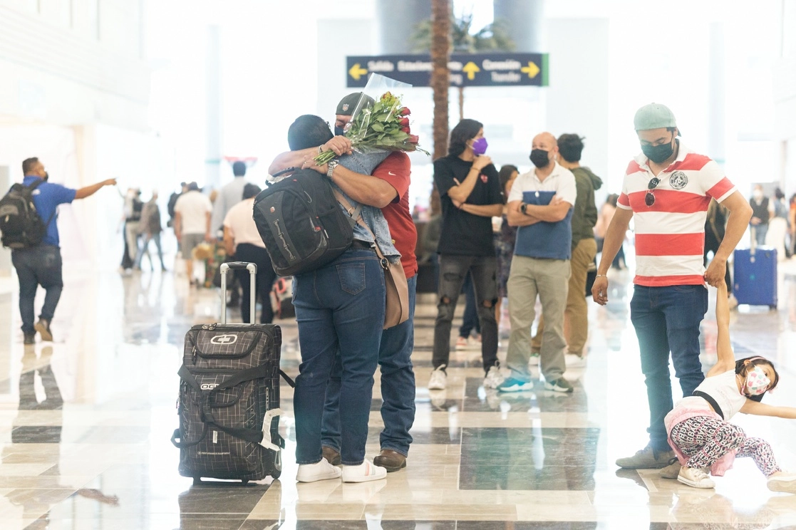Usuarios del Aeropuerto Internacional Felipe Ángeles (AIFA) se reencuentran con sus familiares en el área de llegadas. Foto Pablo Ramos