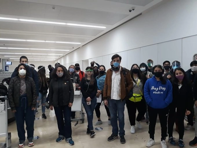 Un grupo de 90 mexicanos y once residentes en el país llegaron hoy a territorio nacional, procedentes de Argentina, informó la Secretaría de Relaciones Exteriores. Foto tomada de la cuenta en Twitter @maximilianoreyz
