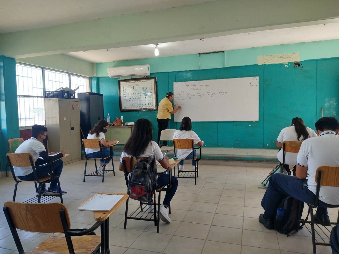 En Baja California Sur más de 145 mil estudiantes inician nuevo ciclo escolar este lunes. Foto La Jornada